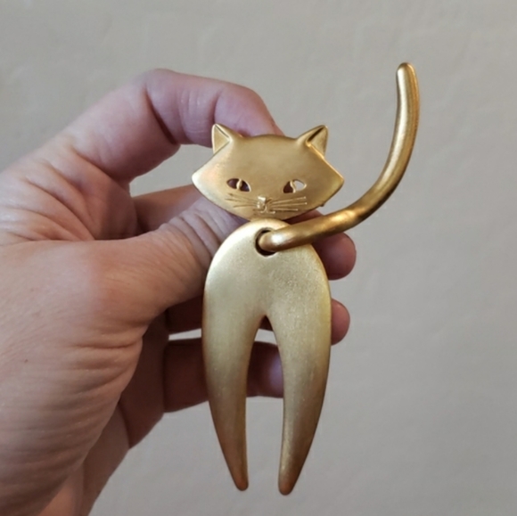 Vintage Jewelry - J.J. (Jonette Jewelry) circa 1970s, this cat Is satin-finish, brushed gold-tone.